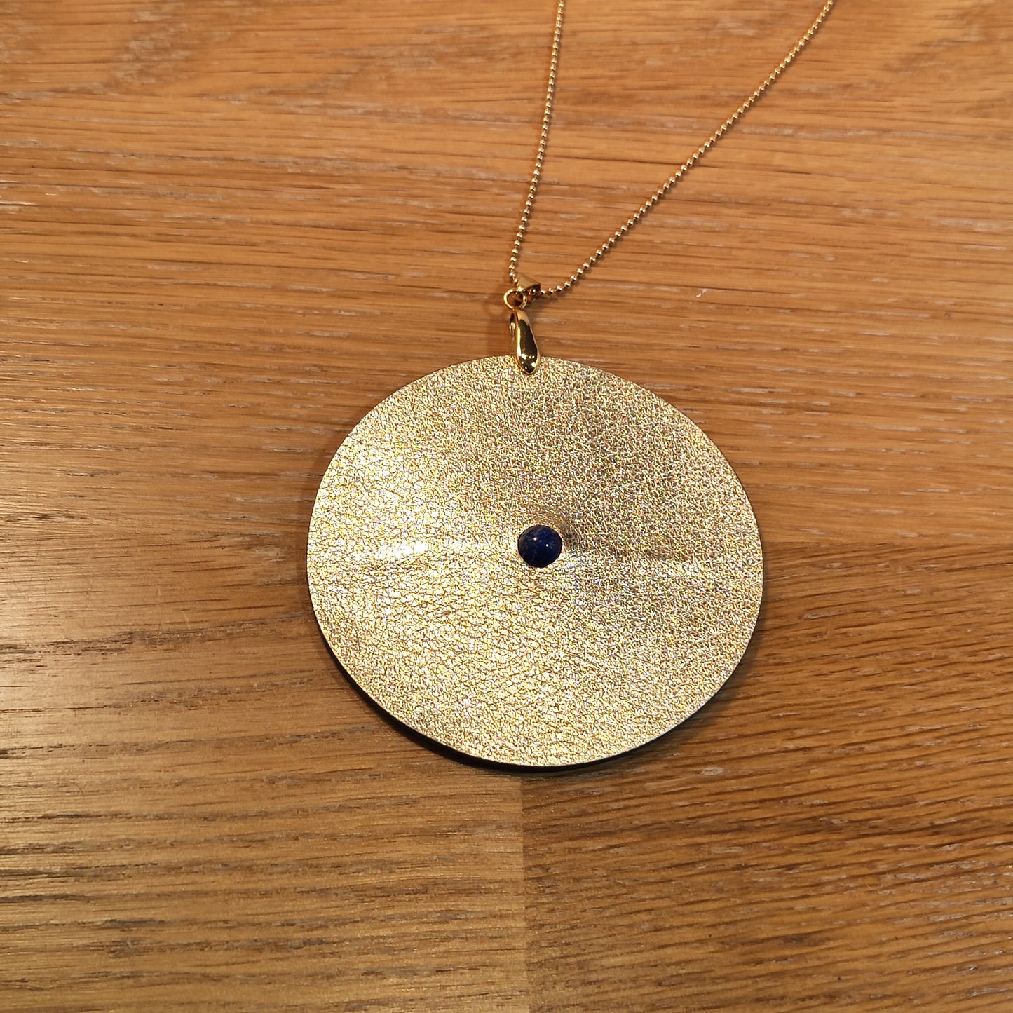 Leather pendant - Large model - In the center
