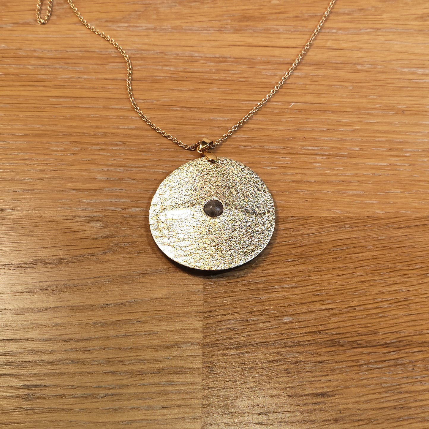 Leather pendant - Large model - In the center