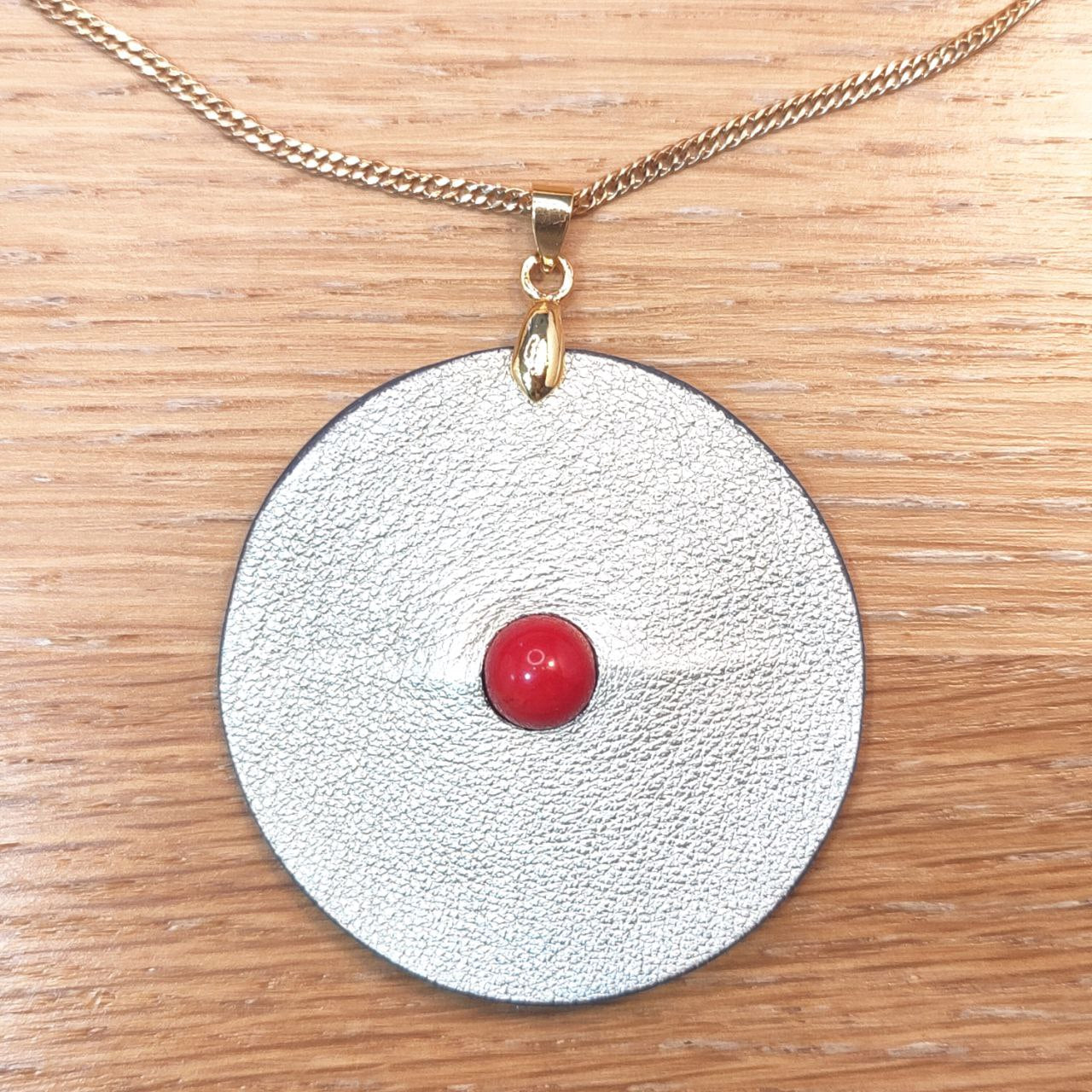 Leather pendant - Large model - In the center