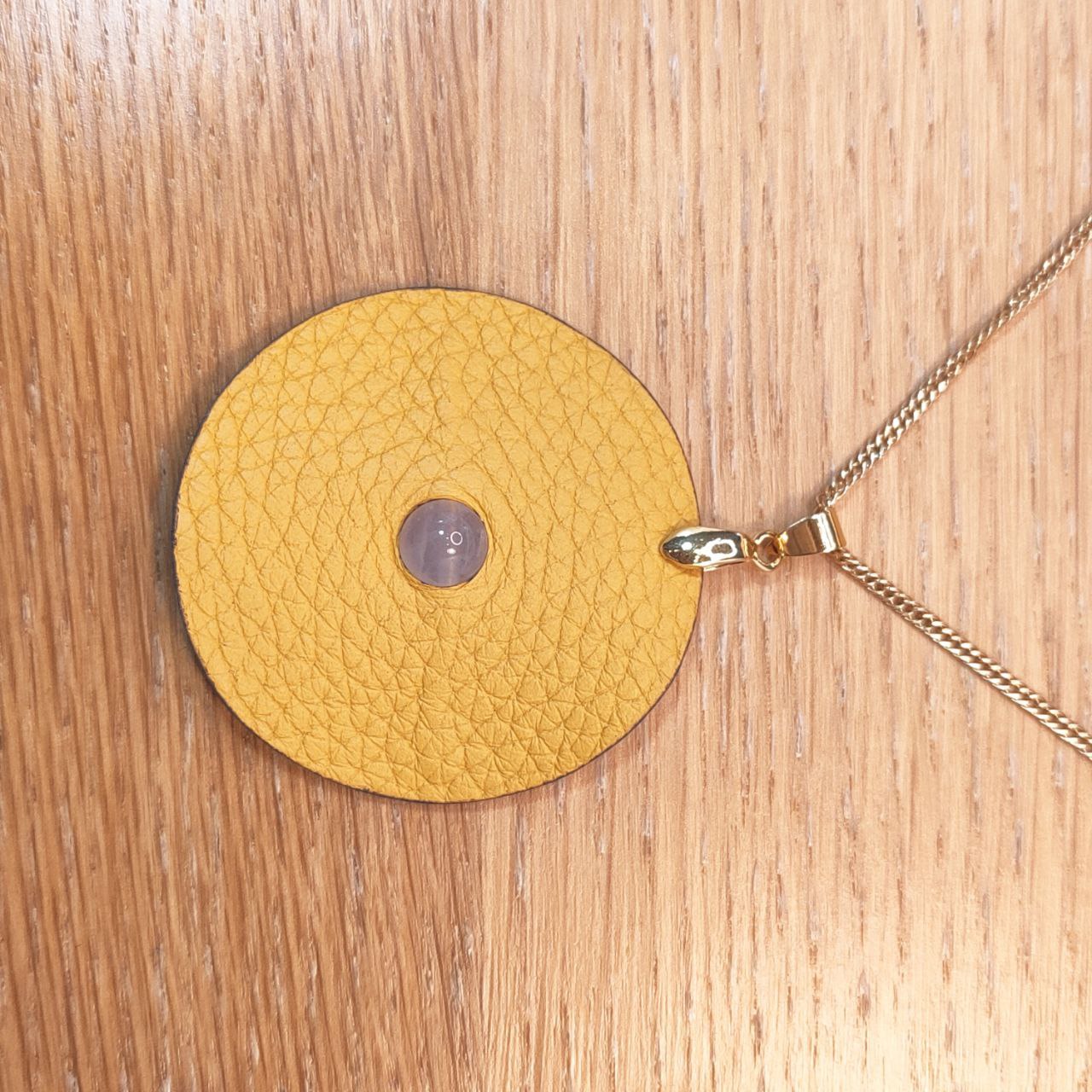 Leather pendant - Large model - In the center